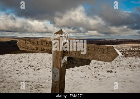 Waymarker sign post le sommet du pen-y-Ghent, lapiez, Yorkshire, Angleterre dans la neige et la glace d'hiver d'ions Banque D'Images