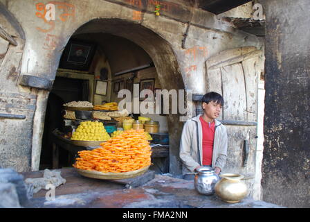 Jeune Indien vente de bonbons dans street stall Banque D'Images