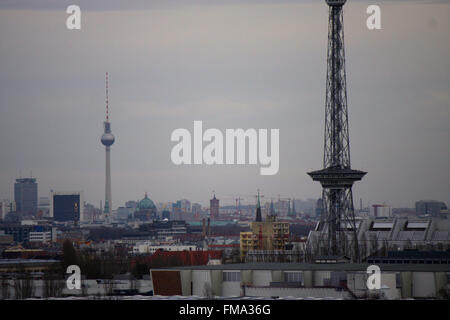 Berlin Skyline die mit dem Fernsehturm Funkturm dem und vom aus gesehen Teufelsberg, Berlin. Banque D'Images