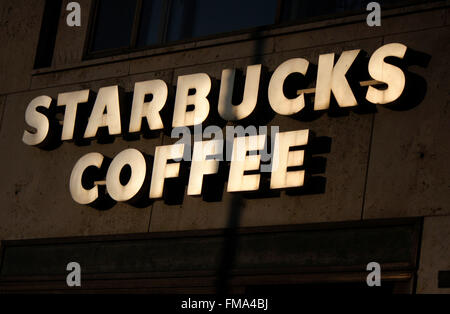 Markenname : 'Starbucks Coffee', Dezember 2013, Berlin. Banque D'Images