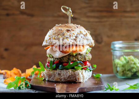 Burger végétarien fait de champignons, pois chiches et brocoli rôti avec du poivre, des aubergines, des feuilles de roquette et de l'avocat en purée Banque D'Images