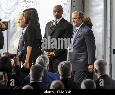 Los Angeles, Californie, USA. Mar 11, 2016. (De g à R)Gov. Jerry Brown, Première Dame Michelle Obama et l'ancien président George W. Bush arrivée durant un service funèbre pour l'ancienne Première dame Nancy Reagan à la Ronald Reagan Presidential Library and Museum à Simi Valley, Californie le 11 mars 2016. Reagan est mort d'insuffisance cardiaque dans son sommeil à son Bel Air accueil dimanche à l'âge de 94 ans. Un épisode 1 000 invités du monde de la politique est allé(e) à l'adieu à Nancy Reagan comme l'ex-première dame est l'éloge et étendu pour se reposer à côté de son mari à sa bibliothèque présidentielle. (C Banque D'Images