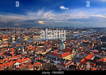 Vue panoramique sur le centre historique de Prague de la tour sud de la Cathédrale St Vitus, le château de Prague, République Tchèque Banque D'Images