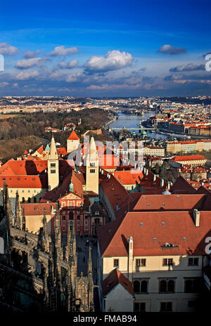 Vue panoramique sur le château de Prague ('Pratzky Hrad') à partir de la tour sud de la Cathédrale St Vitus, Prague, République Tchèque Banque D'Images