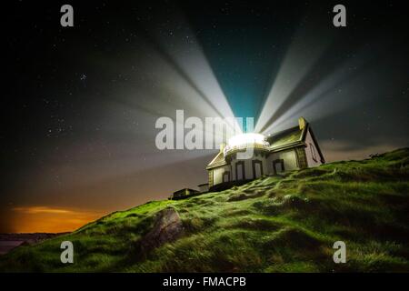 La France, Finistère, Cap Sizun, Pointe du milier, Poullan-sur-Mer phare dans la nuit, rayons grand emplacement National Banque D'Images