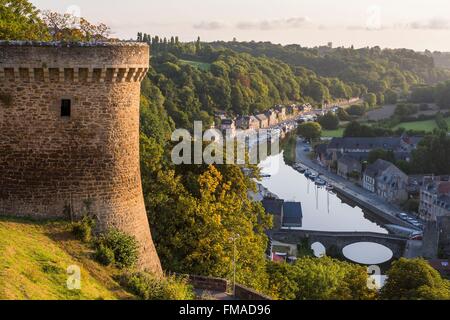 France, Cotes d'Armor, Dinan, vue panoramique depuis les murs du château, vue sur le port de Dinan et la Rance Banque D'Images