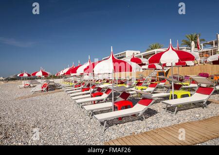 France, Alpes Maritimes, Cagnes sur Mer, chaises longues et parasols de plage la pierre Banque D'Images