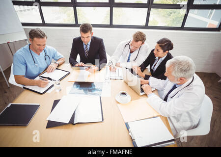 L'équipe médicale d'une réunion dans la salle de conférence Banque D'Images