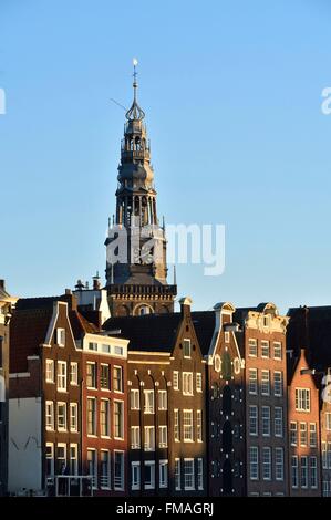 Pays-bas, le nord de la Hollande, Amsterdam, Damrak et le clocher de l'Oude Kerk, la plus ancienne église d'Amsterdam Banque D'Images