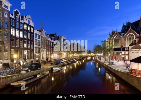 Pays-bas, le nord de la Hollande, Amsterdam, le Quartier Rouge, Oudezijds Voorburgwal canal et Oude Kerk, la plus ancienne Banque D'Images