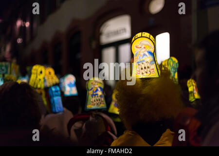 Un groupe avec des lanternes tête lumineuse attend pendant le carnaval de Bâle 2016 pour l'extinction des lumières le lundi matin. Banque D'Images