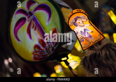 Une seule tête lanterne sur le haut d'un masque pendant le carnaval de Bâle 2016 (morgestraich le lundi à 4 heures du matin) Banque D'Images
