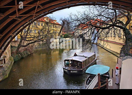 Voile en passant sous le pont Charles, dans le canal entre l'île de Kampa Certovka et Mala Strana, Prague, République Tchèque Banque D'Images