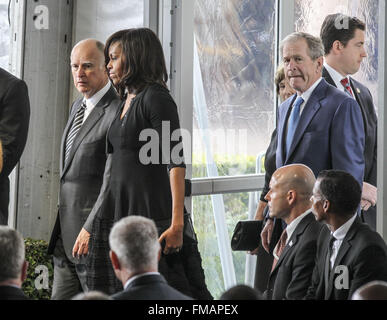 Los Angeles, Californie, USA. Mar 11, 2016. (De g à R)Gov. Jerry Brown, Première Dame Michelle Obama et l'ancien président George W. Bush arrivée durant un service funèbre pour l'ancienne Première dame Nancy Reagan à la Ronald Reagan Presidential Library and Museum à Simi Valley, Californie le 11 mars 2016. Reagan est mort d'insuffisance cardiaque dans son sommeil à son Bel Air accueil dimanche à l'âge de 94 ans. Un épisode 1 000 invités du monde de la politique est allé(e) à l'adieu à Nancy Reagan comme l'ex-première dame est l'éloge et étendu pour se reposer à côté de son mari à sa bibliothèque présidentielle. (C Banque D'Images