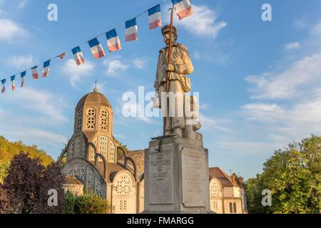 France, Nievre, Clamecy, statue érigée en l'honneur de la flotte en bois, l'église Notre-Dame de Bethléem à l'arrière-plan Banque D'Images