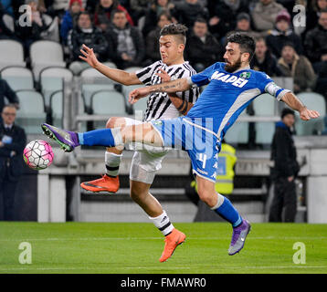 Turin, Italie. 11 mars 2016 : Paulo Dybala (à gauche) et Francesco Magnanelli en concurrence pour le bal au cours de la série d'un match de football entre la Juventus et US Sassuolo Calcio au Juventus Stadium à Turin, Italie. Credit : Nicolò Campo/Alamy Live News Banque D'Images