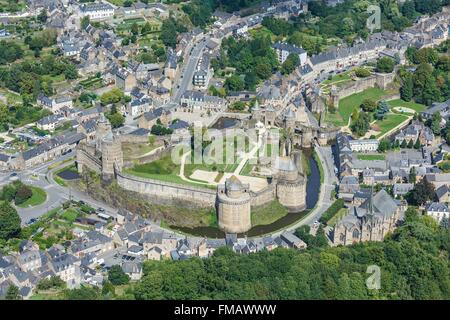 La France, de l'Ille et Vilaine, Fougères, le château et la ville (vue aérienne) Banque D'Images