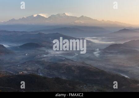 Le Népal, Gandaki zone, Bandipur, Himalaya et de la brume dans la vallée au lever du soleil Banque D'Images