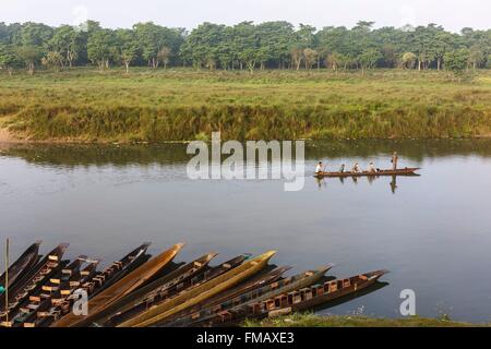 Le Népal, zone Narayani, Chitwan le parc national de Chitwan, classé au Patrimoine Mondial par l'UNESCO, les touristes en bateau sur la rivière Rapti Banque D'Images