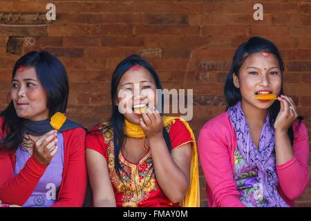 Le Népal, zone Bagmati, Nuwakot, girls eating ice cream Banque D'Images