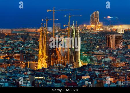 Espagne, Catalogne, Barcelone, vue panoramique et les toits de la ville avec la Sagrada Familia classé au Patrimoine Mondial par l'UNESCO Banque D'Images