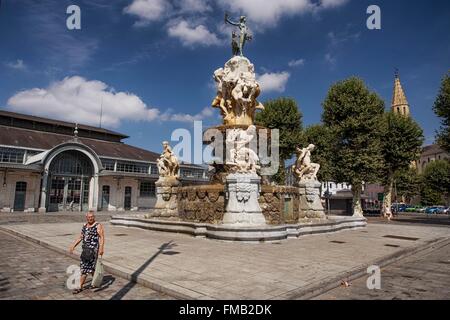 France, Hautes Pyrenees, Tarbes, Halle Marcadieu Square, la fontaine des Quatre Vallées en face du hall Banque D'Images