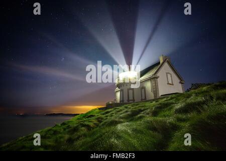 La France, Finistère, Cap Sizun, Pointe du milier, Poullan-sur-Mer phare dans la nuit, rayons grand emplacement National Banque D'Images