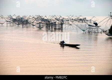 La Thaïlande, la pêche au carrelet, Sunrise, bateau Pêcheur Banque D'Images