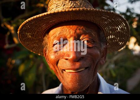 Cuba, Pinar del Rio, Vinales, vieil homme Métis straw hat smiling Banque D'Images
