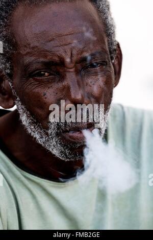 Cuba, Pinar del Rio, Vinales, Portrait d'un homme avec la peau noire fumer un cigare Banque D'Images