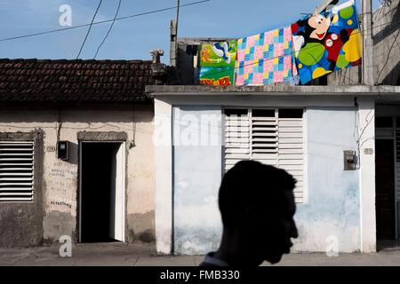 De Cuba, Villa Clara, Caibarien, blanchisserie coloré étendu sur le toit d'une petite maison Banque D'Images