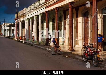 De Cuba, Villa Clara, Caibarien, maisons anciennes colonnes, souvenirs du passé colonial de l'île Banque D'Images