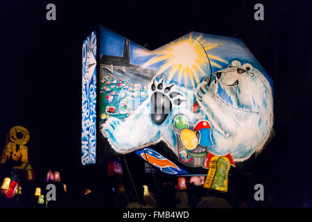 Une seule lanterne montrant un ours polaire de pêche pendant la carnaval de Bâle 2016 pendant la morgestraich Banque D'Images
