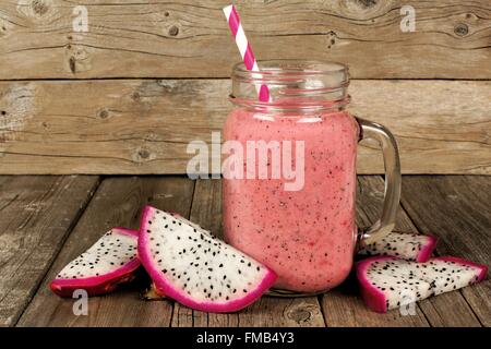 Framboise rose, dragon fruit smoothie aux fruits tranches sur un fond sombre Banque D'Images