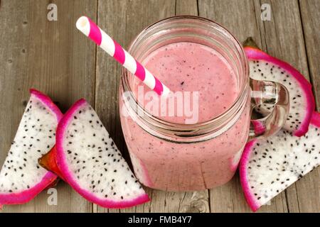 Framboise, Rose smoothie aux fruits du dragon dans le jar mug sur un fond de bois, vue vers le bas Banque D'Images