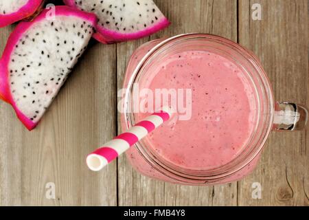 Framboise rose, dragon fruit smoothie aux fruits tranches sur un fond de bois, vue vers le bas Banque D'Images