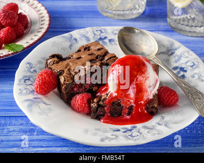 Brownies au chocolat framboise Banque D'Images