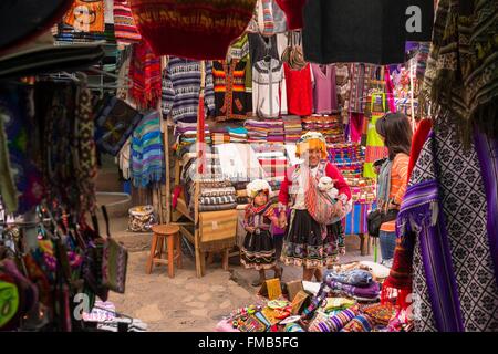 Pérou, Cusco, Vallée Sacrée des Incas Province, Pisac, marché de l'artisanat coloré Banque D'Images