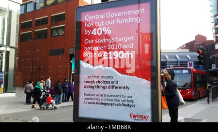 Wood Green, Haringey, Londres, Royaume-Uni. 11 mars 2016. Signes à Wood Green publicité sur le budget de Haringey jusqu'en 2018. Le Gouvernement central a des coupures du financement du budget de Haringey par 40 %, ce qui signifie qu'Haringey doit trouver au moins 70 millions € d'ici 2018 Crédit : Dinendra Haria/Alamy Live News Banque D'Images