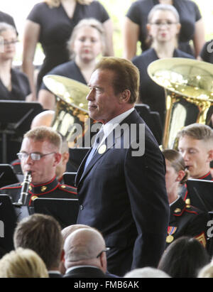 Los Angeles, Californie, USA. Mar 11, 2016. Ancien employé. Arnold Schwarzenegger arrivée durant un service funèbre pour l'ancienne Première dame Nancy Reagan à la Ronald Reagan Presidential Library and Museum à Simi Valley, Californie le 11 mars 2016. Reagan est mort d'insuffisance cardiaque dans son sommeil à son Bel Air accueil dimanche à l'âge de 94 ans. Un épisode 1 000 invités du monde de la politique est allé(e) à l'adieu à Nancy Reagan comme l'ex-première dame est l'éloge et étendu pour se reposer à côté de son mari à sa bibliothèque présidentielle. Ringo : crédit Chiu/ZUMA/Alamy Fil Live News Banque D'Images