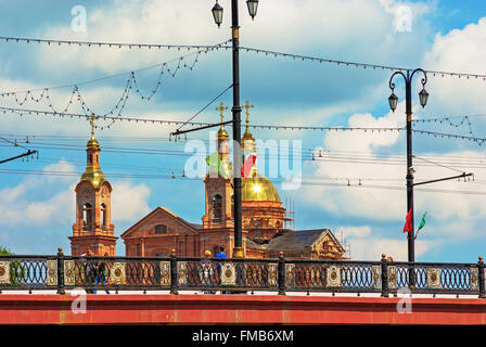 Uspensky de récupération [Hypothèse] Cathédrale et pont sur la rivière du Kirov de Zapadnaya Dvina, Vitebsk, en Biélorussie. Banque D'Images