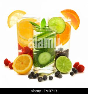 Groupe de trois verres d'eau avec des fruits sains detox over a white background Banque D'Images