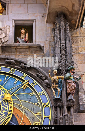 La 'parade' des Apôtres sur l'horloge astronomique, l'Ancien hôtel de ville, place de la vieille ville, Stare Mesto, Prague, République Tchèque Banque D'Images