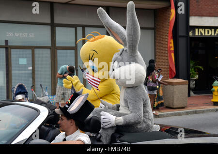 Bigs Bunny avec Tweety Bird participer à un défilé du 4 juillet dans la région de Annapolis, Maryland Banque D'Images