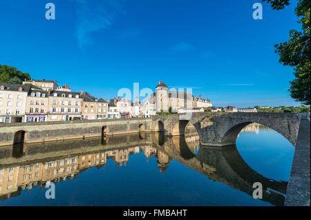 France, Mayenne, Laval, les bords de rivière la Mayenne, le vieux château médiéval et le Pont Vieux Banque D'Images