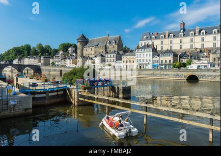 France, Mayenne, Laval, les bords de rivière la Mayenne, le verrou et le Château Banque D'Images