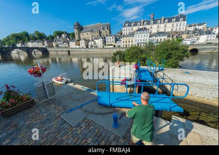 France, Mayenne, Laval, les bords de rivière la Mayenne, le verrou et le Château Banque D'Images