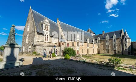 France, Mayenne, Laval, le vieux château médiéval et la statue de Béatrix de Gavre, épouse de Guy IX de Laval, Seigneur Banque D'Images