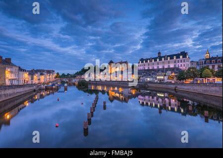 France, Mayenne, Laval, les bords de rivière la Mayenne, le vieux château médiéval et le Château Neuf Banque D'Images