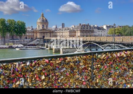 France, Paris, les rives de la rivière Seine classés au Patrimoine Mondial par l'UNESCO et le pont des arts avec ses serrures de l'amour Banque D'Images